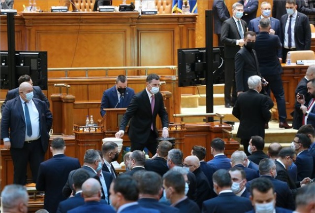 Bizalmat szavazott a román parlament Nicolae Ciuca nagykoalíciós kormányának