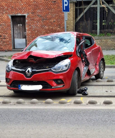 Vasútvillamossal ütközött egy Renault