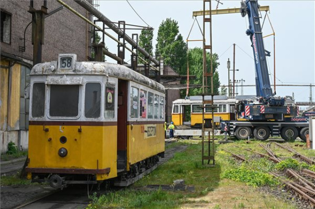 Két régi villamos restaurálást kezdi meg a Közlekedési Múzeum 