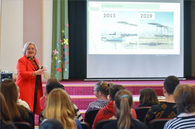 Szili Katalin előadása szabadkai iskolásoknak a Fenntarthatóság Témahét keretében