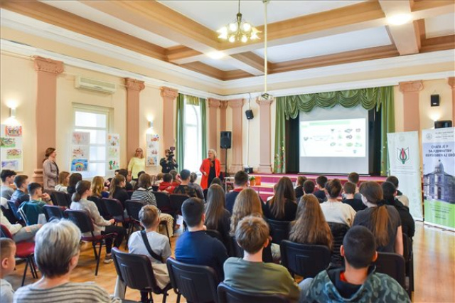 Szili Katalin előadása szabadkai iskolásoknak a Fenntarthatóság Témahét keretében